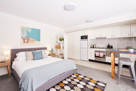 Stylish Manly Studio With BBQ Terrace And Parking - e-Seniors 1