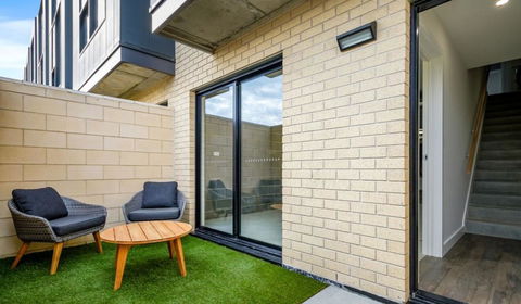 Stylish Townhouse - e-Seniors 3
