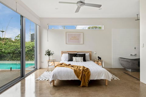 Sundays Beach House - e-Seniors 0