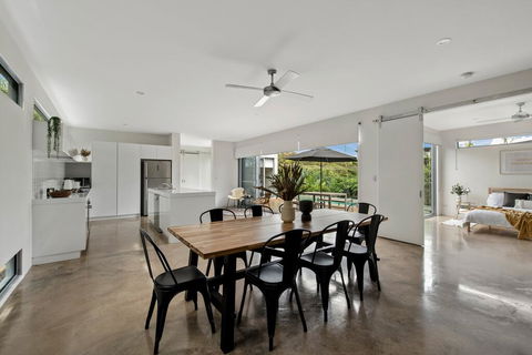 Sundays Beach House - e-Seniors 1