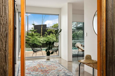 Sundays Beach House - e-Seniors 2