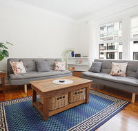 Sunlit 2-bed Apartment Metres From the Beach - e-Seniors