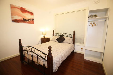 Sunny House - Melbourne Airport Home - e-Seniors 2