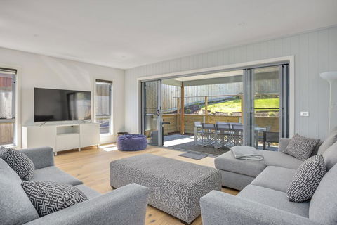 Sunshine Beach House: Brand New, Stunning - e-Seniors 0