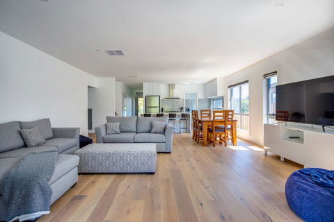 Sunshine Beach House: Brand New, Stunning - e-Seniors 2
