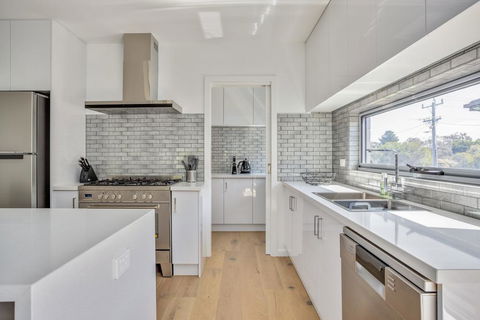 Sunshine Beach House: Brand New, Stunning - e-Seniors 3