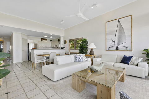 Sunshine Beach Penthouse With Beach Views - Unit 9/21 Park Crescent, Sunshine Beach - e-Seniors 2
