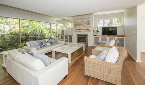 Surfers Ave Retreat Narrawallee - e-Seniors 3