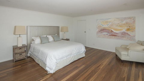 Surfers Ave Retreat Narrawallee - e-Seniors 1
