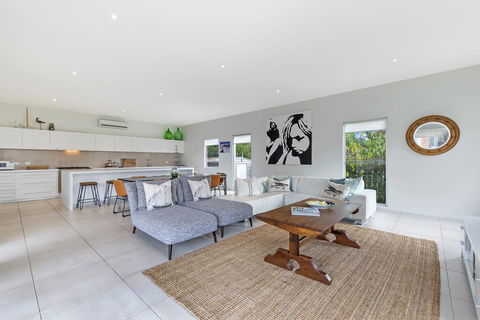 Surfs Up - Fresh And Modern East Beach Home - e-Seniors 2