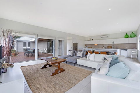 Surfs Up - Fresh And Modern East Beach Home - e-Seniors 1