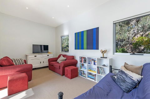 Surfs Up - Fresh And Modern East Beach Home - e-Seniors 3