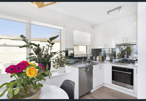 SurfSide Escape In Coogee - e-Seniors 0
