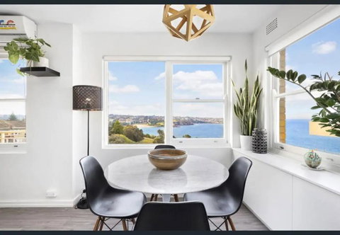SurfSide Escape In Coogee - e-Seniors 1
