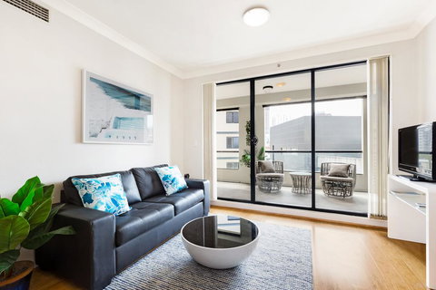 Surry Hills Fully Self Contained Modern 1 Bed Apartment (1012ELZ) - e-Seniors 1
