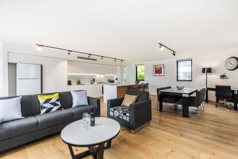 Sydney Townhouse With Parking And Deck - e-Seniors 0