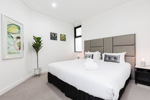 Sydney Townhouse With Parking And Deck - e-Seniors 1