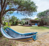 Tasman Surf House - so close to the beach - e-Seniors