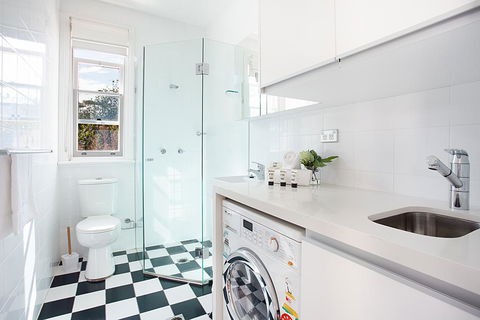 Tasteful Modern Studio 2.3Km From City Centre - e-Seniors 2