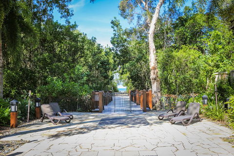 Temple 121 Modern Spacious Palm Cove 2 Brm 2 Bth Resort Apartment With Courtyard - e-Seniors 1