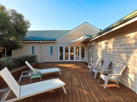 The Beach House - Quintessential Holiday House With Open Fireplace! - e-Seniors 0