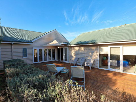 The Beach House - Quintessential Holiday House With Open Fireplace! - e-Seniors 2