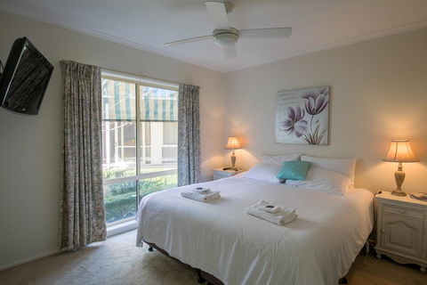 The Birch House - Silver Birches Luxury Accommodation Bright - e-Seniors 0