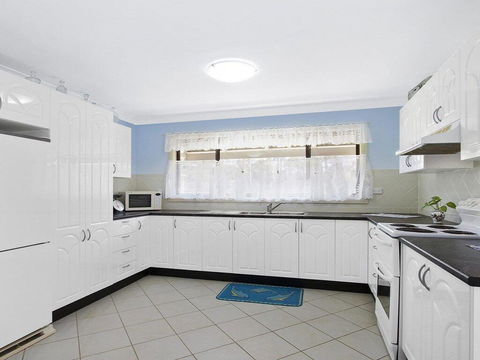 The Burra Break - 3 Minute Walk To Beach Access - e-Seniors 2
