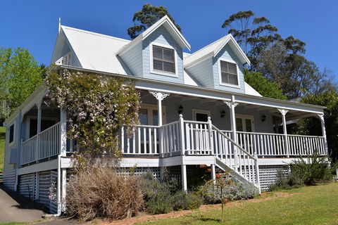 The Doll's House - Charming 2 Bedroom Cottage Just A Short Walk From The Village - e-Seniors 0