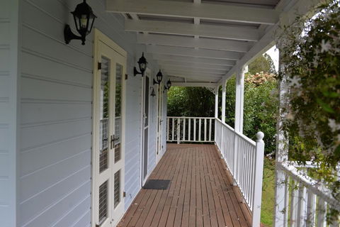 The Doll's House - Charming 2 Bedroom Cottage Just A Short Walk From The Village - e-Seniors 2