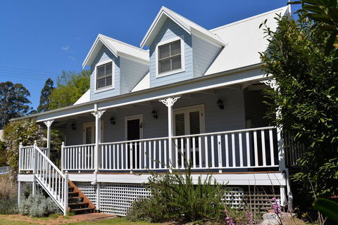 The Doll's House - Charming 2 Bedroom Cottage Just A Short Walk From The Village - e-Seniors 1
