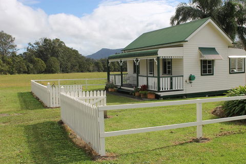 The Dollhouse Cottage - e-Seniors 2