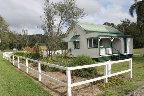 The Dollhouse Cottage - e-Seniors 1