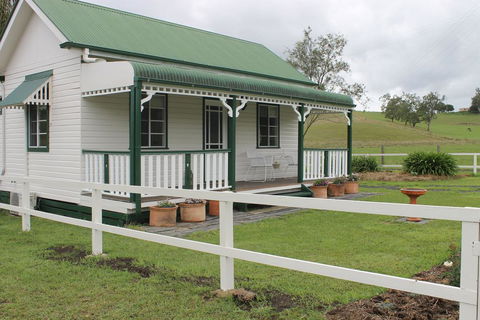 The Dollhouse Cottage - e-Seniors 0