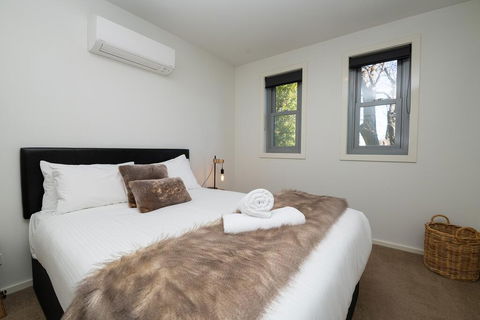 The Endsleigh -1 Bedroom Villa, Free Wifi, Near CBD - e-Seniors 0