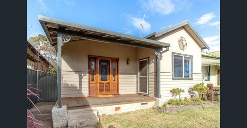 The Entertainer - Downtown Orange, Sleeps 11 - e-Seniors 1