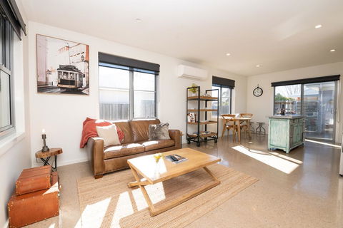 The Endsleigh -1 Bedroom Villa, Free Wifi, Near CBD - e-Seniors 2