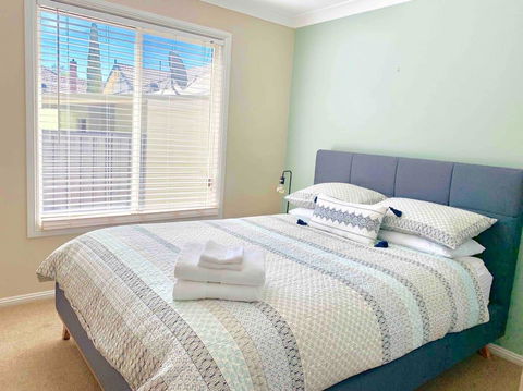The Entertainer - Downtown Orange, Sleeps 11 - e-Seniors 3