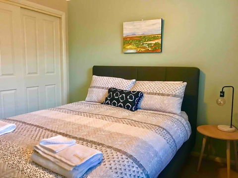 The Entertainer - Downtown Orange, Sleeps 11 - e-Seniors 2
