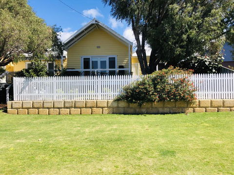 The Light And Bright Yellow Beach House - e-Seniors 2