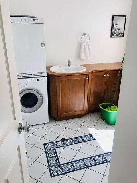 The Light And Bright Yellow Beach House - e-Seniors 3