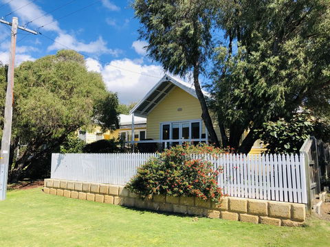 The Light And Bright Yellow Beach House - e-Seniors 1