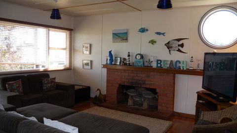 The Love Shack - Bridport - e-Seniors 3