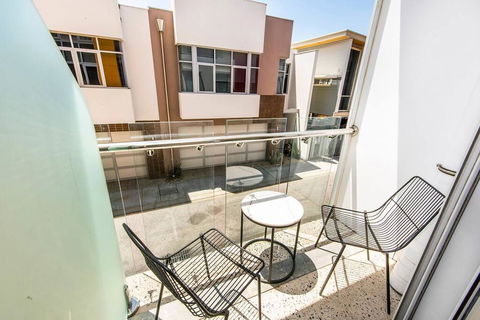 The Nest - Traditional Room In Northbridge And Roof Terrace - e-Seniors 3