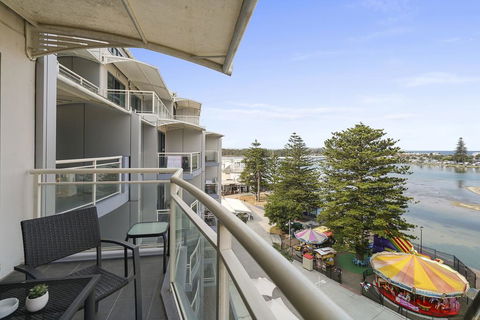 The Oaks Waterfront Resort, Unit 509 - e-Seniors 1