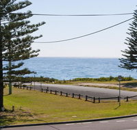 The Penguins Head - across from the beach - e-Seniors