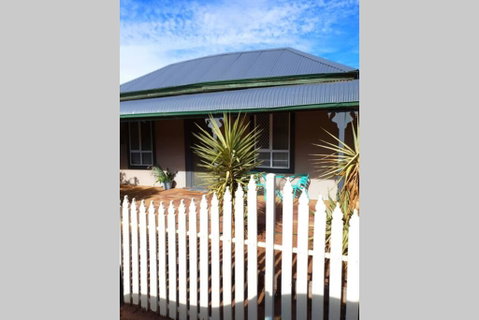 The Pool House - e-Seniors 1