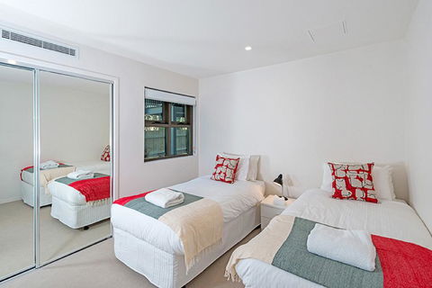 The Princess Bride - Executive 3BR Bulimba Apartment With Balcony In Central Location - e-Seniors 1