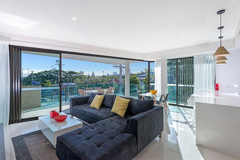 The Princess Of Bulimba - Executive 3BR Bulimba Apartment With Large Balcony Next To Oxford St - e-Seniors 0