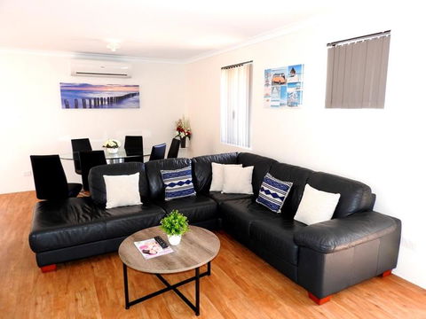 The Royal Dolphin Holiday Home - e-Seniors 0